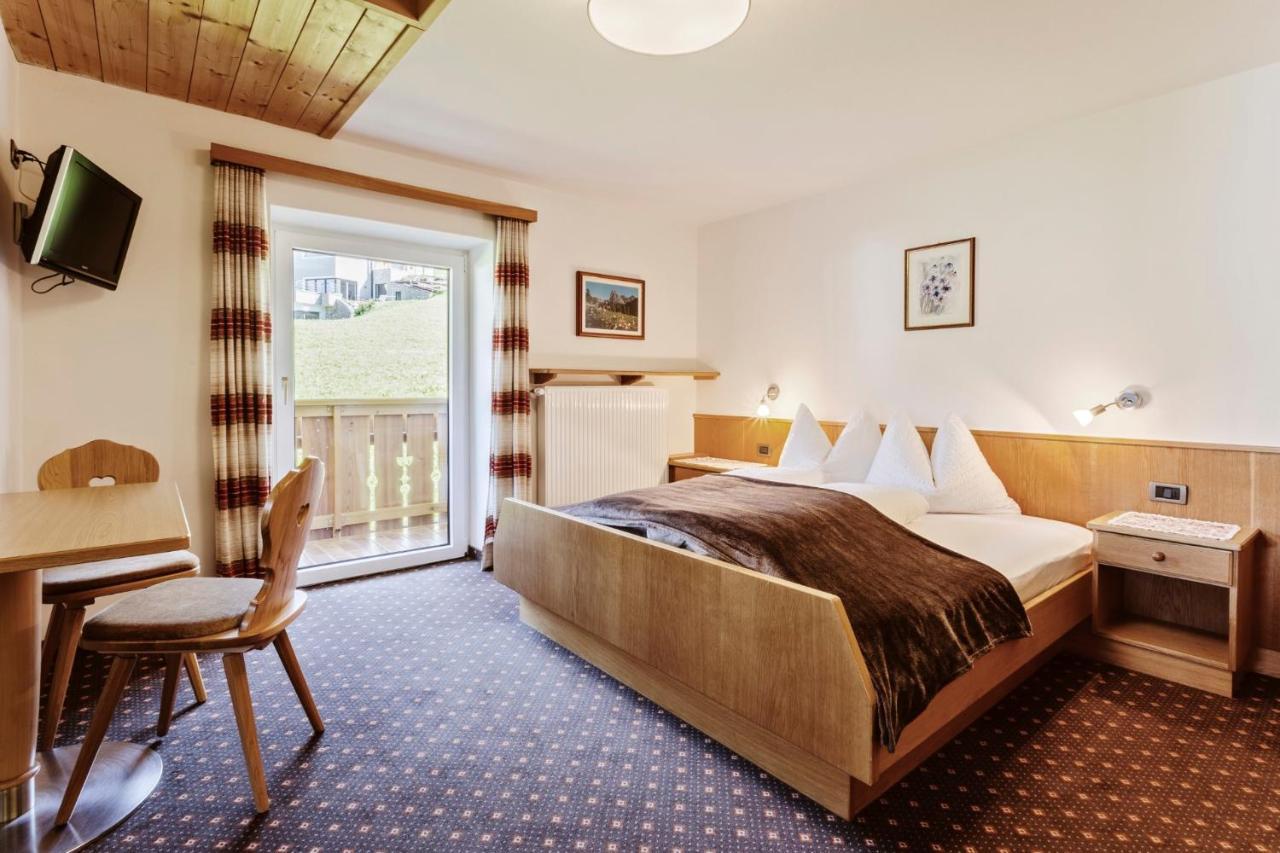 Garni Charlotte Bed & Breakfast Selva di Val Gardena Exterior photo